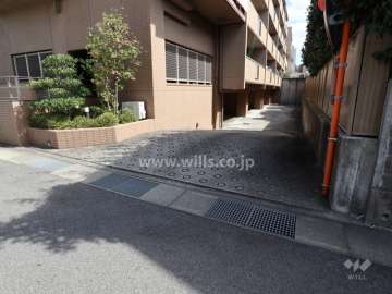 敷地内駐車場出入り口