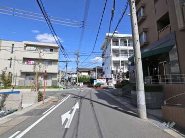 東山ヒルズ西側前面道路(南側から)