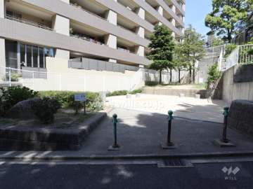 敷地に隣接する四観音道西公園