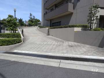 駐車場出入り口(リングシャッター付き)