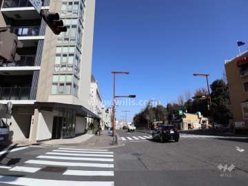 敷地東側の前面道路。二車線のバス通りです。