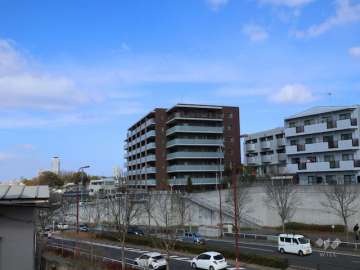 バンベール本山池園町の遠景。南側の大通りから階段を上った道路上に立っています。