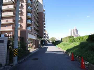 敷地の北側前面道路（東側から）