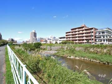 敷地の北側には香流川が流れています。