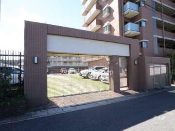 駐車場東側出入り口（リングシャッター付き）