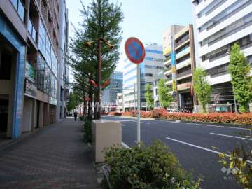 敷地北側の前面道路。片側三車線の広い通りです。