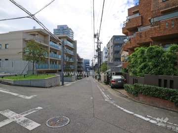 敷地東側の前面道路