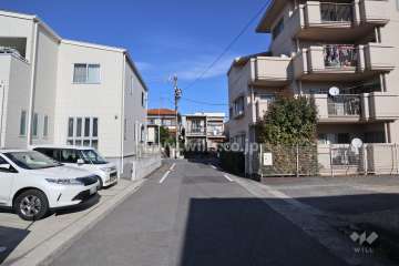敷地西側の前面道路（南側から）