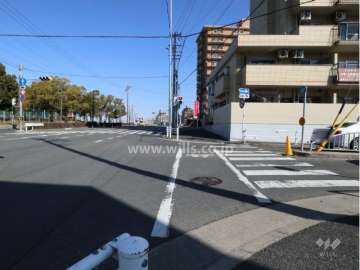敷地西側の前面道路