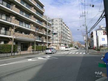 敷地の東側はロマンチック街道に面しています