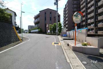 敷地南側の前面道路