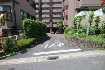 駐車場出入口（西側）