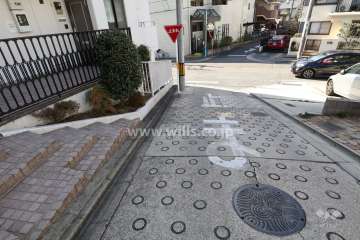 敷地北西側の前面道路(北東側から)