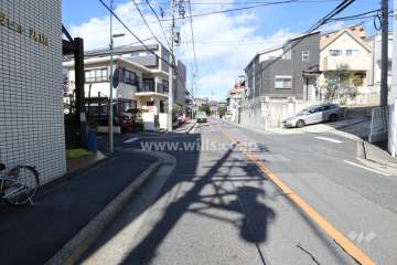 敷地南西側の前面道路(北西側から)