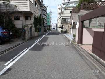 敷地西側の前面道路(南側から)