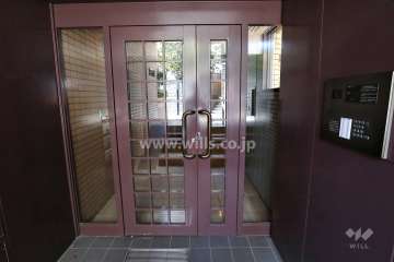 エントランスはオートロック付きです。