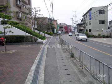 敷地北側は二車線のバス通り。
