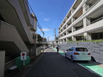 敷地北側の前面道路（東側から）