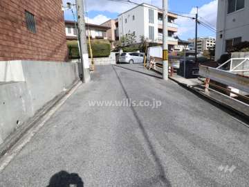 敷地西側の前面道路(南側から)