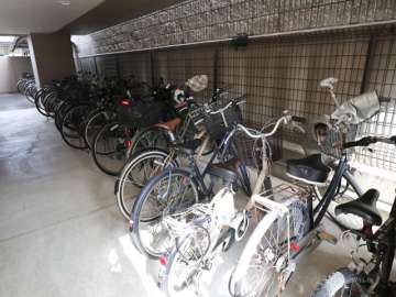 屋内に設けられた駐輪場