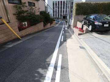 敷地南側の前面道路(東側から)