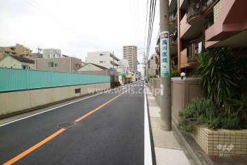 敷地南側の前面道路（東側から）