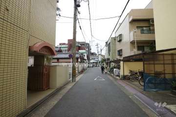 敷地東側の前面道路（南側から）