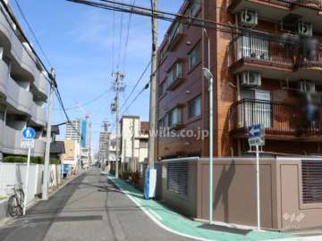 敷地西側の前面道路