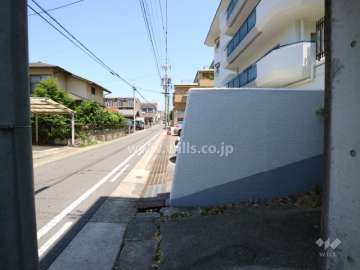 敷地西側の前面道路