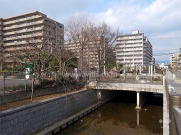 敷地東側には中央幹線景観水路が通っています。