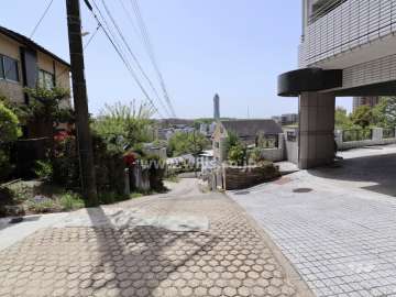 敷地東側の前面道路。街が見渡せる坂の上にあります。