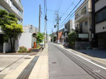 敷地南側の前面道路