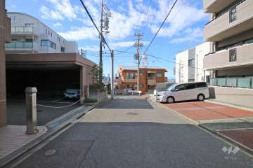 敷地南側の前面道路（東側から）