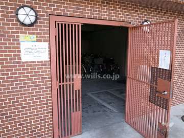 建物1階部分にある駐輪場（扉付き）
