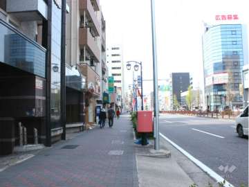 敷地北側の前面道路。三車線の通りです。