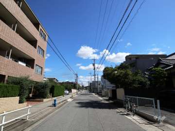 敷地の南側前面道路（西側から）