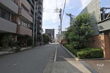敷地南側の前面道路(東側から)