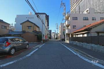 敷地南側の前面道路（東側から）