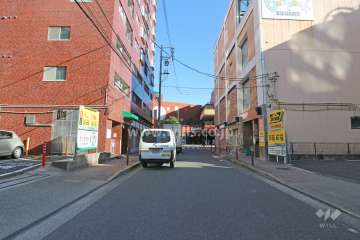 敷地南西側の前面道路（北西側から）