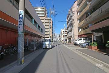 敷地北西側の前面道路（南西側から）