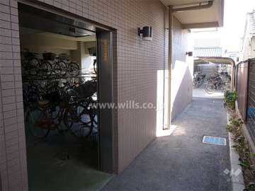 駐輪場。屋内と屋外（屋根付き）があります。