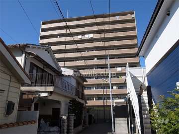 敷地の南側には一戸建てが立ち並んでいます。