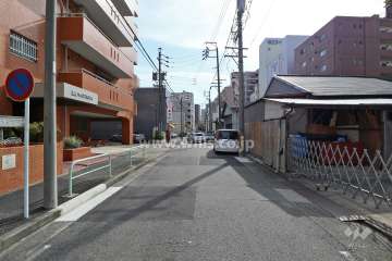 敷地西側の前面道路（北側から）