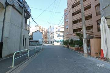 敷地北東側の前面道路（北西側から）