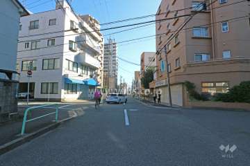 敷地東側の前面道路（北側から）