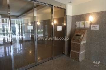 エントランスはオートロック付きです。