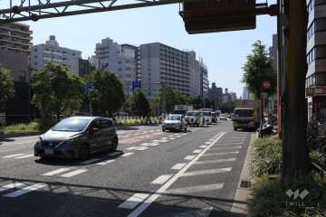敷地東側の前面道路（北側から）