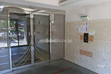 エントランスはオートロック付きです。