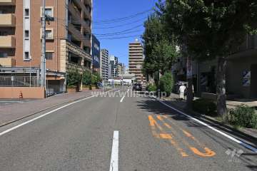 敷地東側の前面道路（南側から）