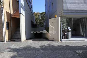 地階にある駐車場へのアプローチ